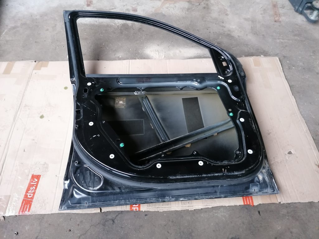 Priekšējās kreisās durvis priekš DODGE JOURNEY 2008 5 Priekšējās kreisās durvis priekš DODGE JOURNEY 2008