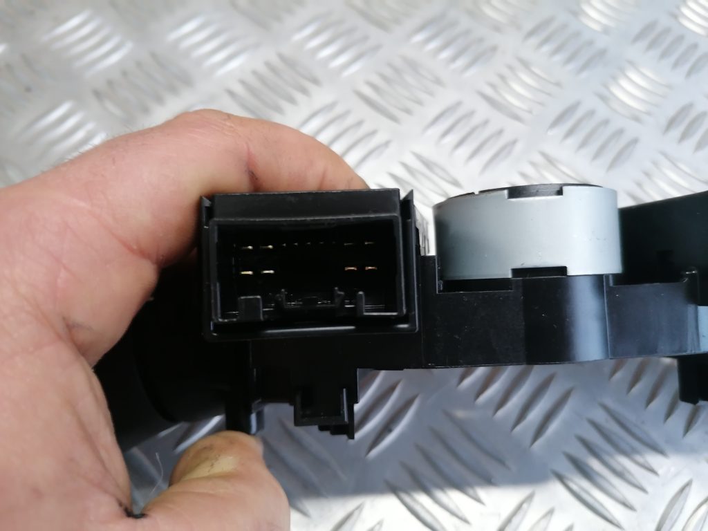 Stūres statnes slēdzis priekš SUBARU LEGACY 2011