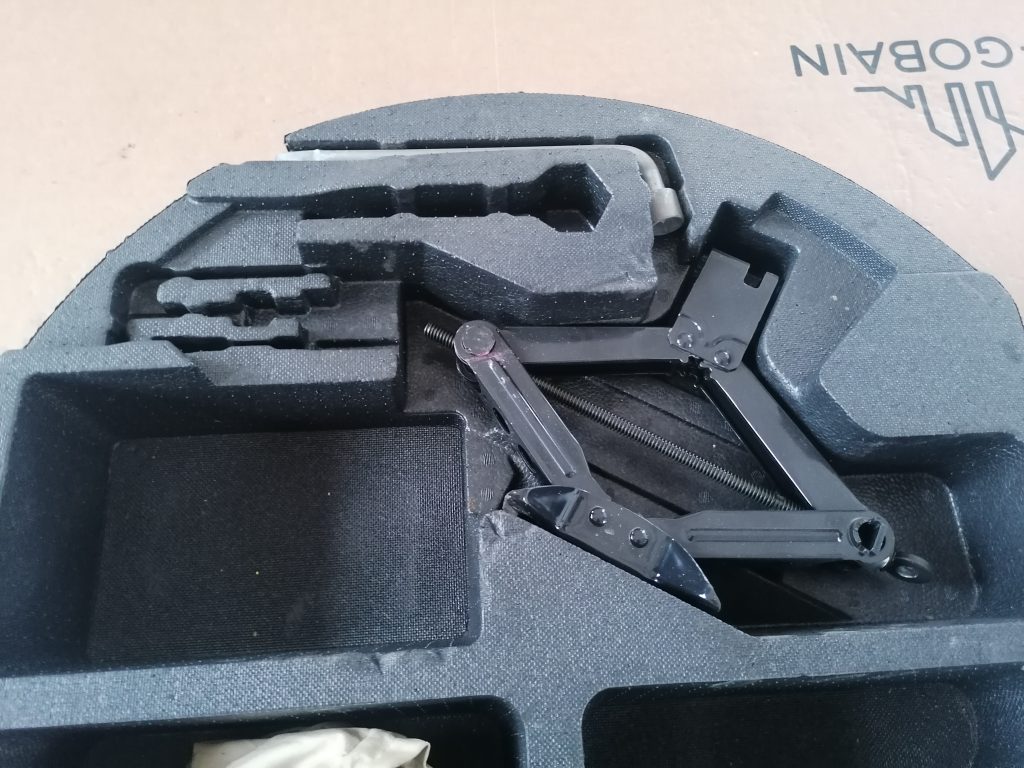 Instrumentu komplekts priekš SUBARU LEGACY 2011 3 Instrumentu komplekts priekš SUBARU LEGACY 2011