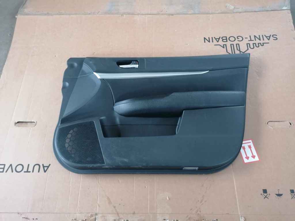 Priekšējo labo durvju apdare priekš SUBARU LEGACY 2011