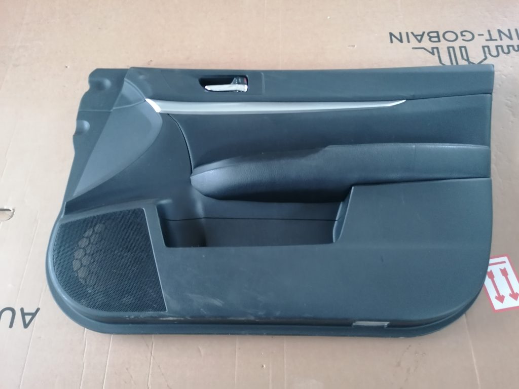 Priekšējo labo durvju apdare priekš SUBARU LEGACY 2011