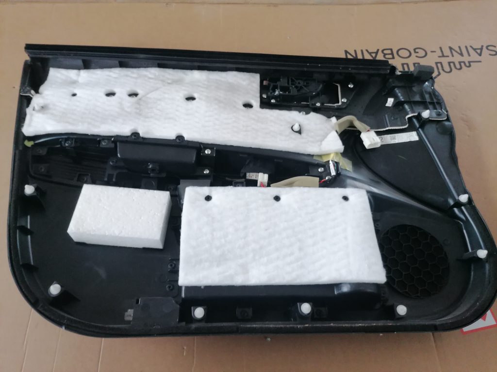 Priekšējo labo durvju apdare priekš SUBARU LEGACY 2011