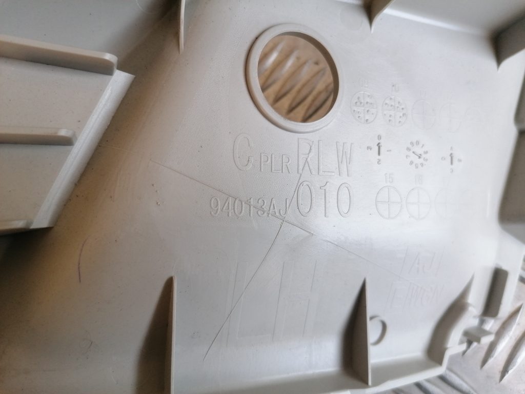 Aizmugurējas salona statnes apdare priekš SUBARU LEGACY 2011