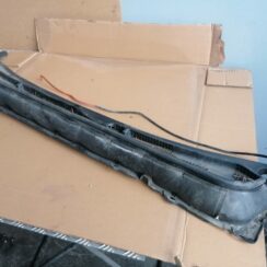 Vējstikla uzlikas (deflektora) režģis priekš SUBARU LEGACY 2011