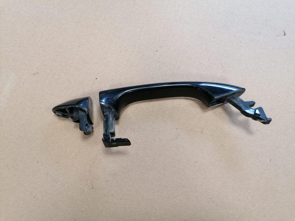 Priekšējāis labais durvju rokturis priekš MERCEDES BENZ CLS 320 2005