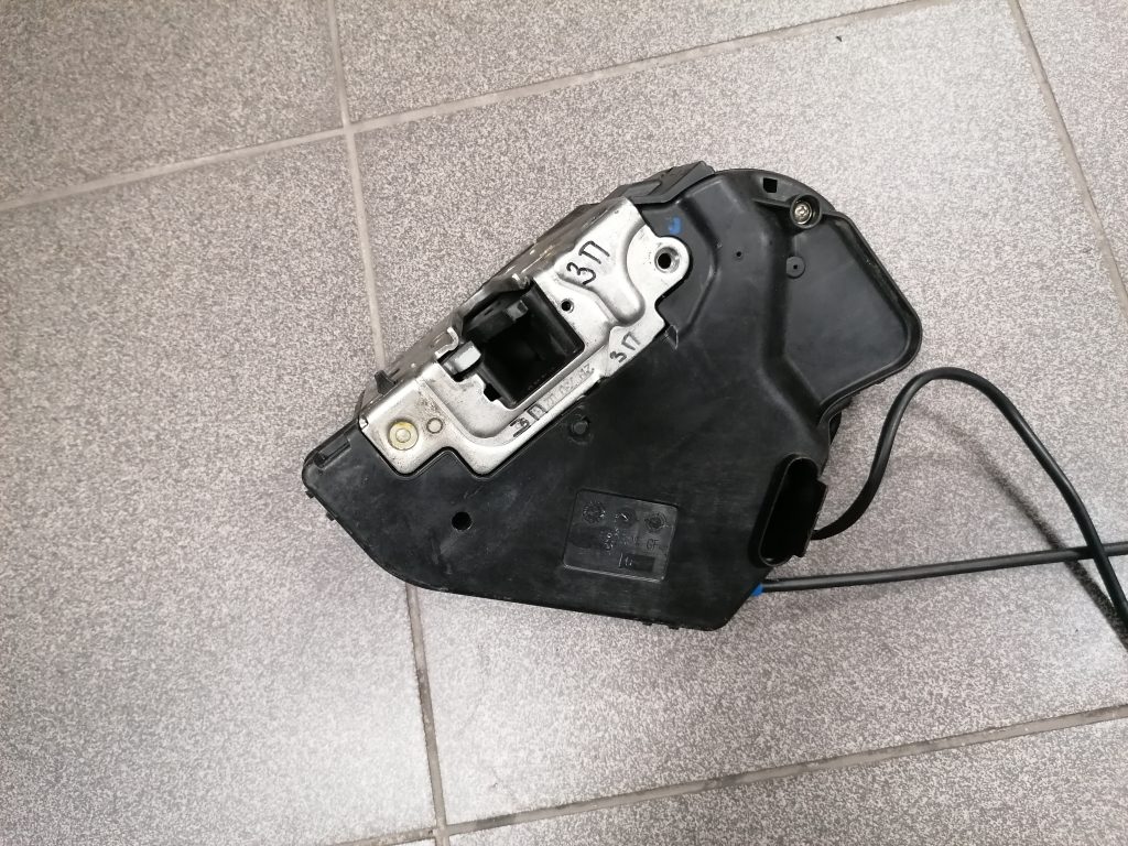 Aizmugurējo labo durvju slēdzene priekš MERCEDES BENZ CLS 320 2005