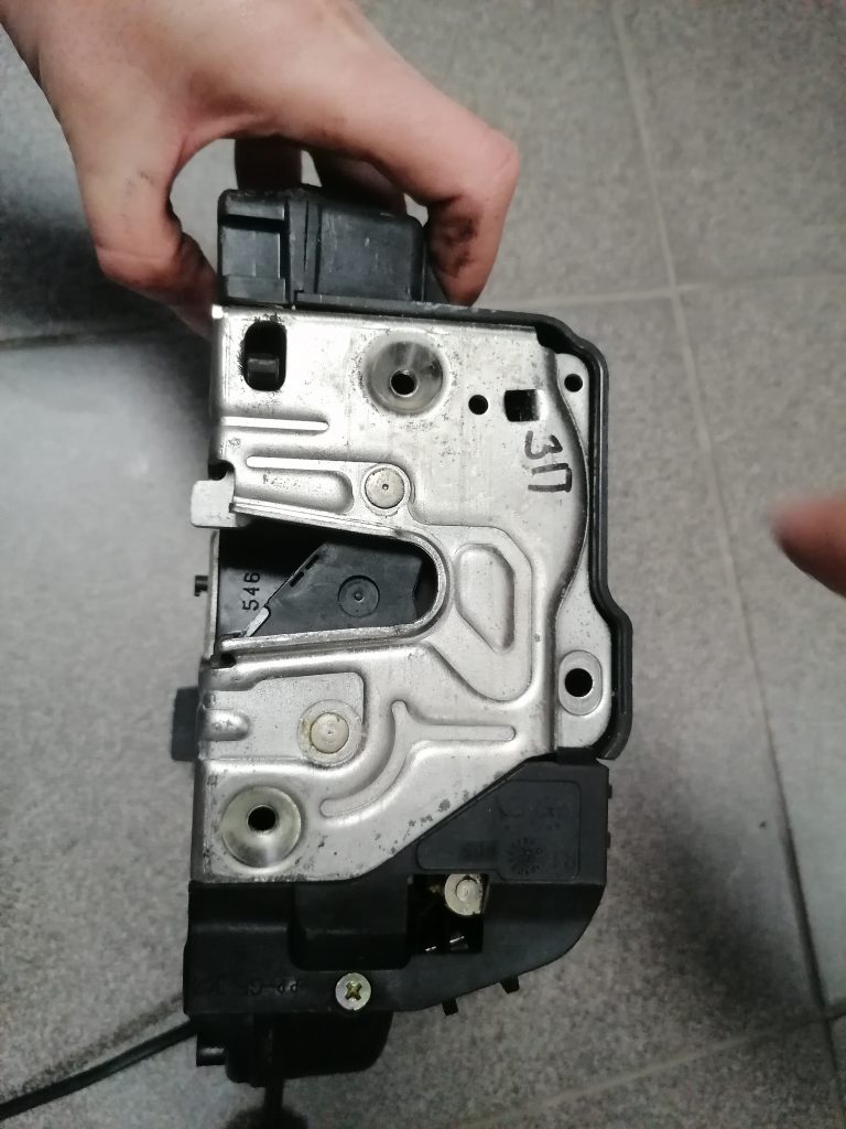 Aizmugurējo labo durvju slēdzene priekš MERCEDES BENZ CLS 320 2005