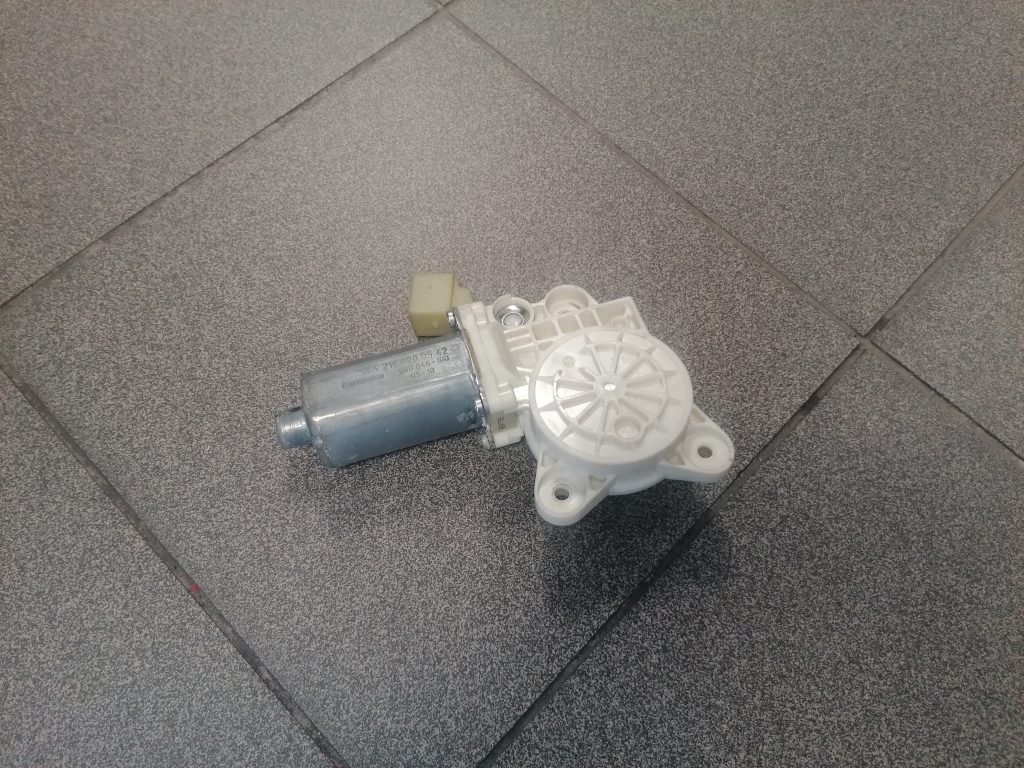 Elektrisko stiklu motors priekš MERCEDES BENZ CLS 320 2005 1 Elektrisko stiklu motors priekš MERCEDES BENZ CLS 320 2005