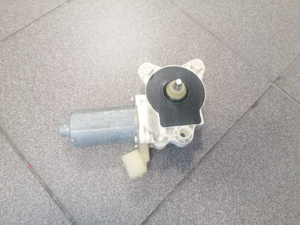 Elektrisko stiklu motors priekš MERCEDES BENZ CLS 320 2005 2 Elektrisko stiklu motors priekš MERCEDES BENZ CLS 320 2005