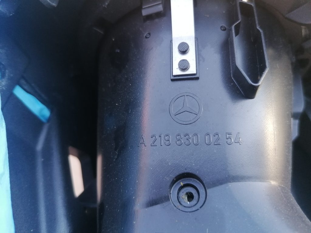 Mantu glabāšanas nodalījums pasažiera pusē priekš MERCEDES BENZ CLS 320 2005