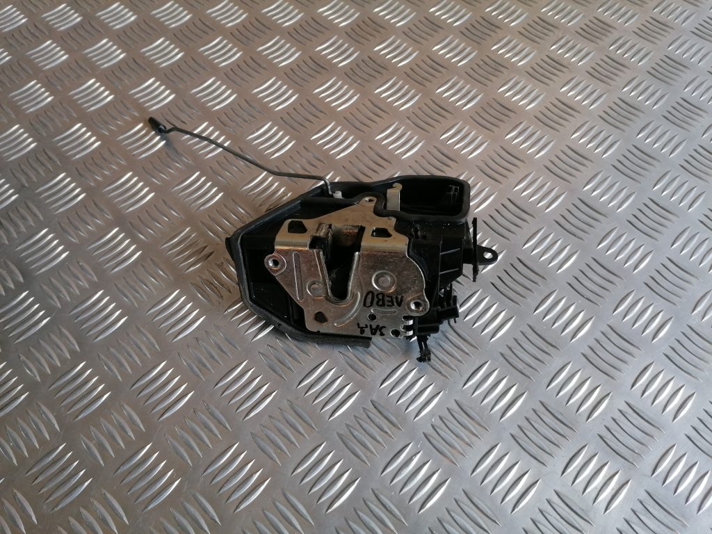 Aizmugurējo kreiso durvju slēdzene priekš BMW 1 E87 2009 WHITE