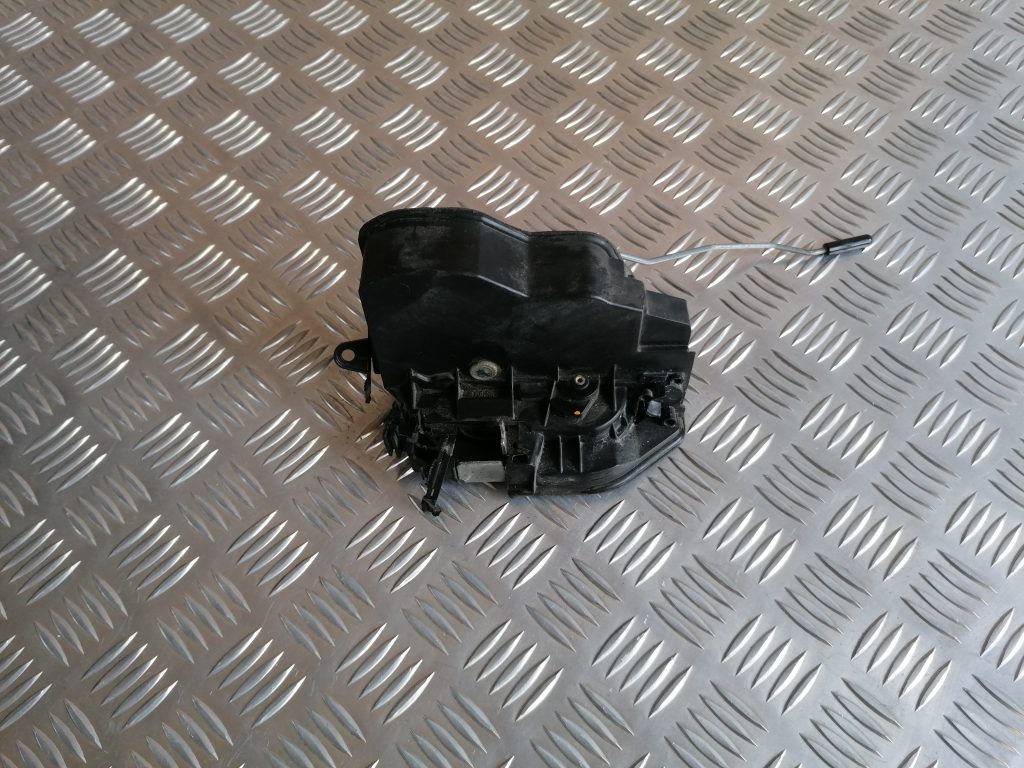 Aizmugurējo kreiso durvju slēdzene priekš BMW 1 E87 2009 WHITE