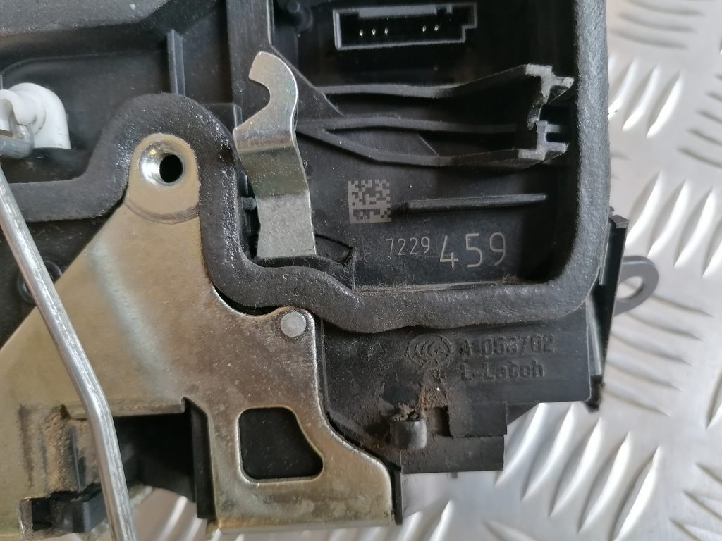 Aizmugurējo kreiso durvju slēdzene priekš BMW 1 E87 2009 WHITE