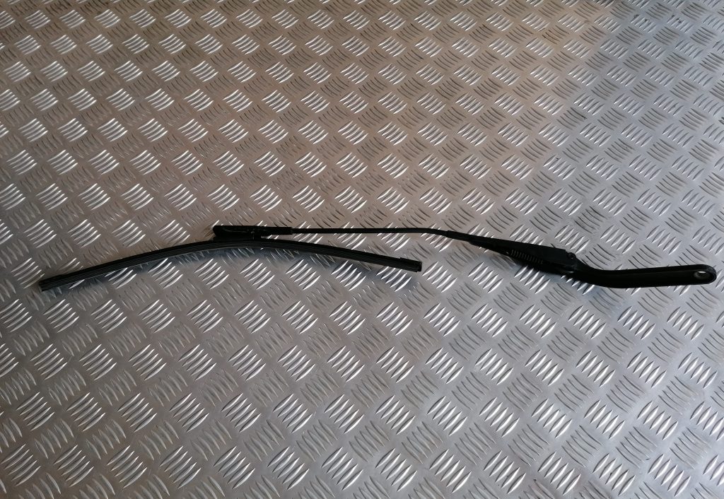 Vējstikla slotiņa priekš BMW 1 E87 2009 WHITE 1 Vējstikla slotiņa priekš BMW 1 E87 2009 WHITE