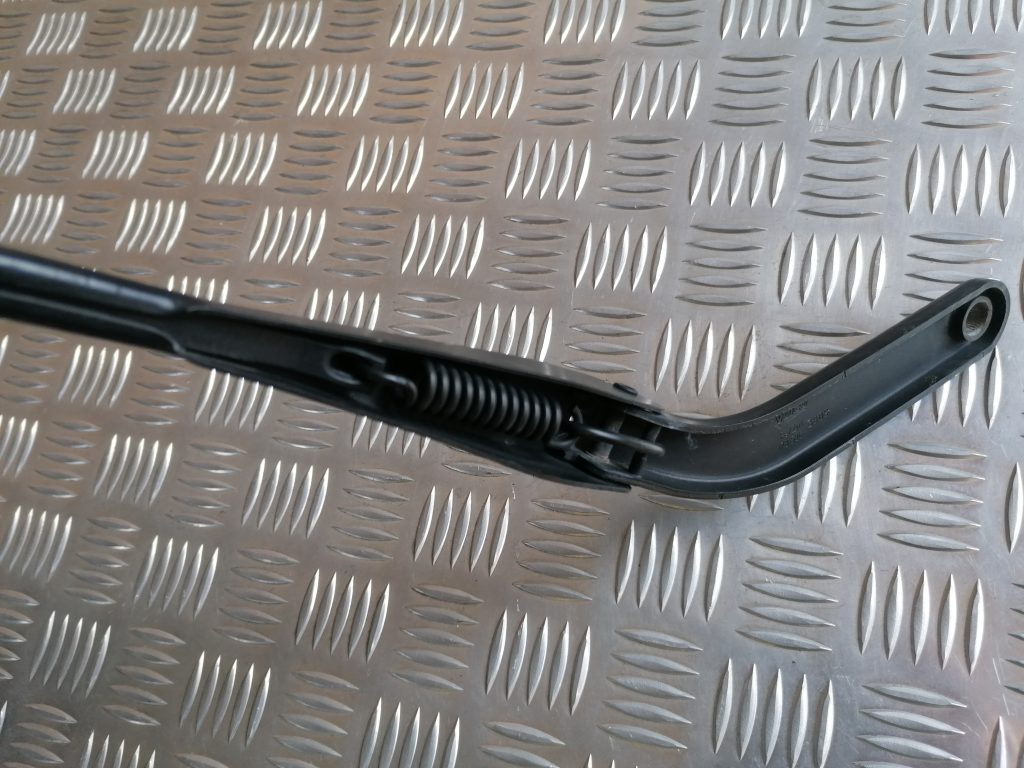 Vējstikla slotiņa priekš BMW 1 E87 2009 WHITE 4 Vējstikla slotiņa priekš BMW 1 E87 2009 WHITE