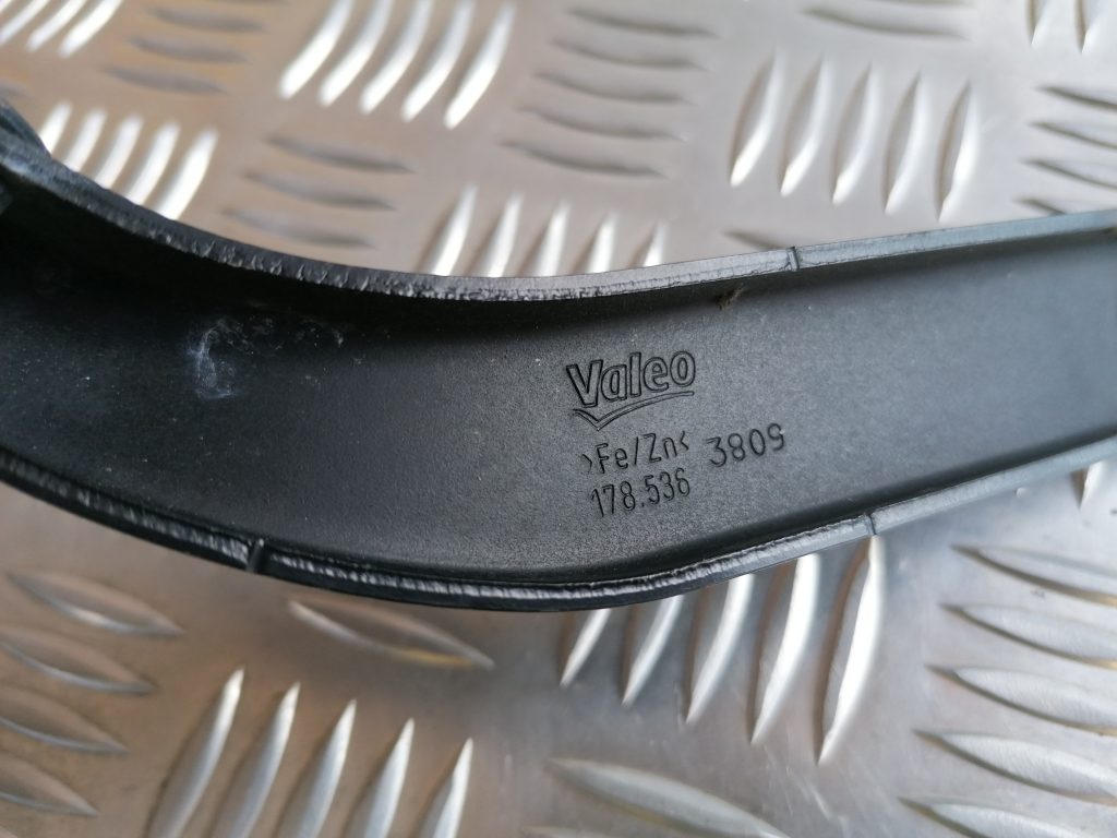 Vējstikla slotiņa priekš BMW 1 E87 2009 WHITE 5 Vējstikla slotiņa priekš BMW 1 E87 2009 WHITE