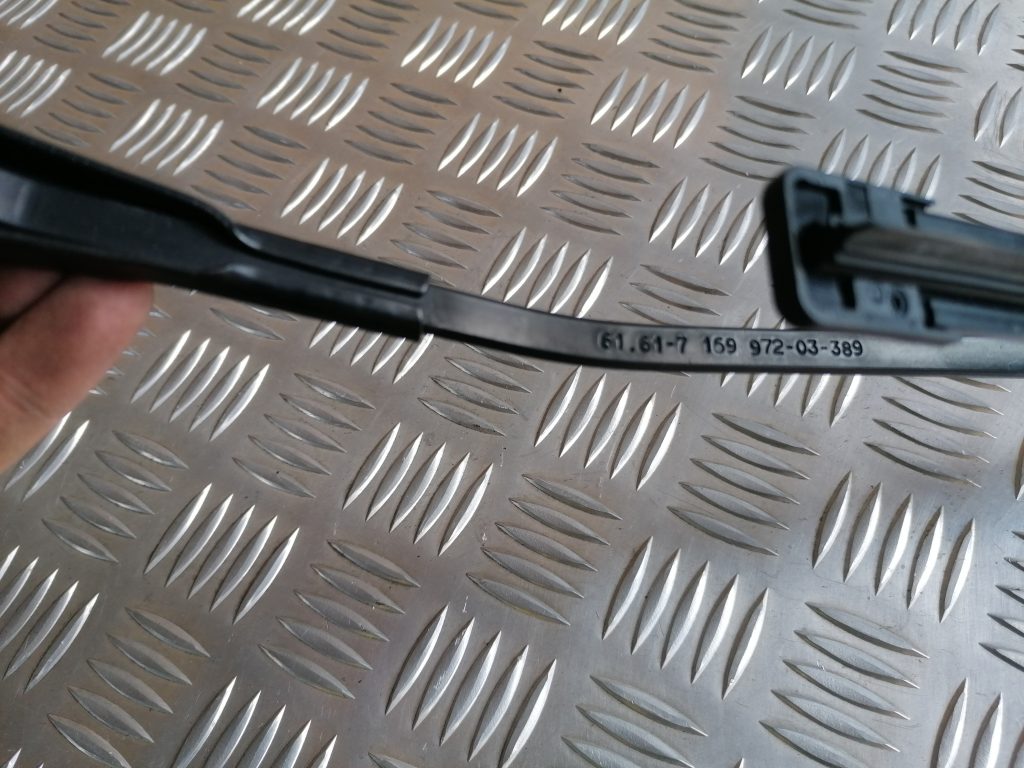 Vējstikla slotiņa priekš BMW 1 E87 2009 WHITE 3 Vējstikla slotiņa priekš BMW 1 E87 2009 WHITE