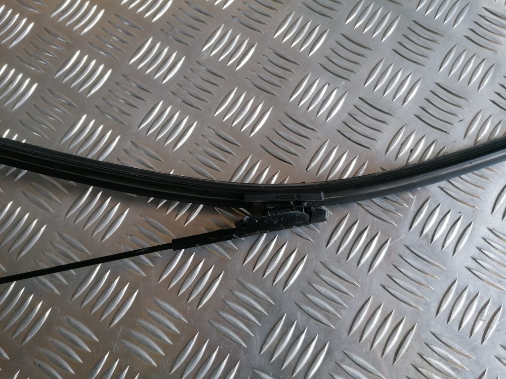 Vējstikla slotiņa priekš BMW 1 E87 2009 WHITE 2 Vējstikla slotiņa priekš BMW 1 E87 2009 WHITE