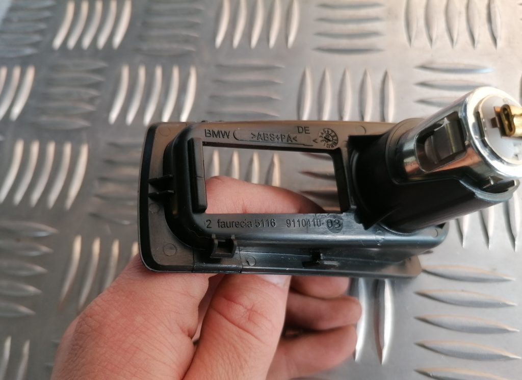 Cigarešu aizdedzināmais priekš BMW 1 E87 2009 WHITE