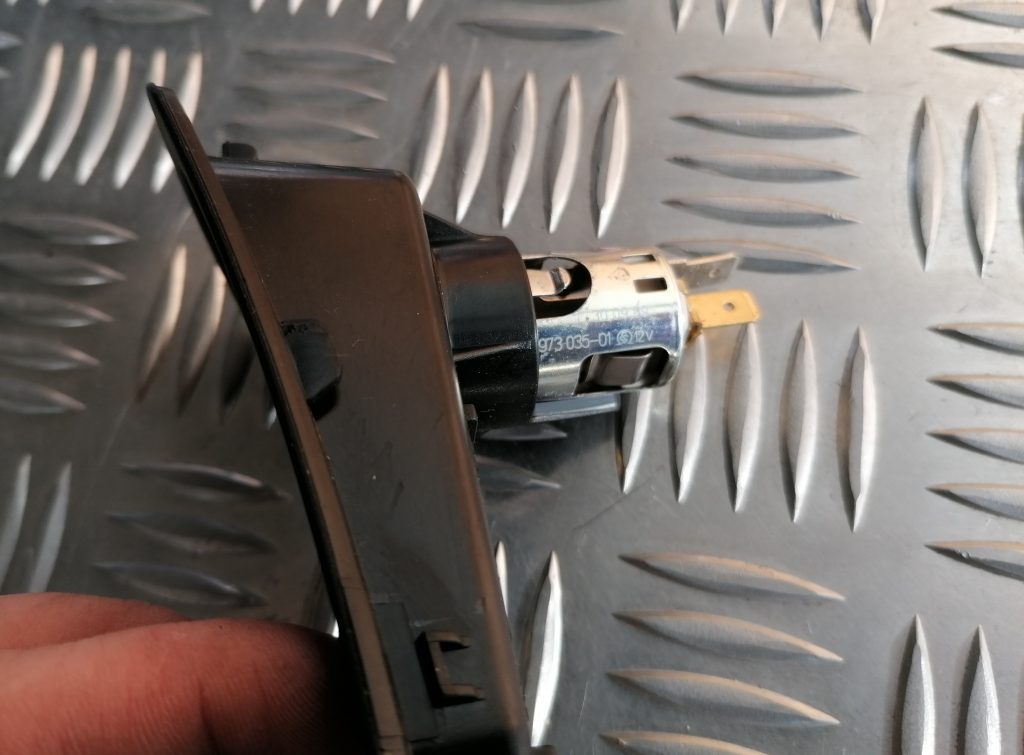 Cigarešu aizdedzināmais priekš BMW 1 E87 2009 WHITE