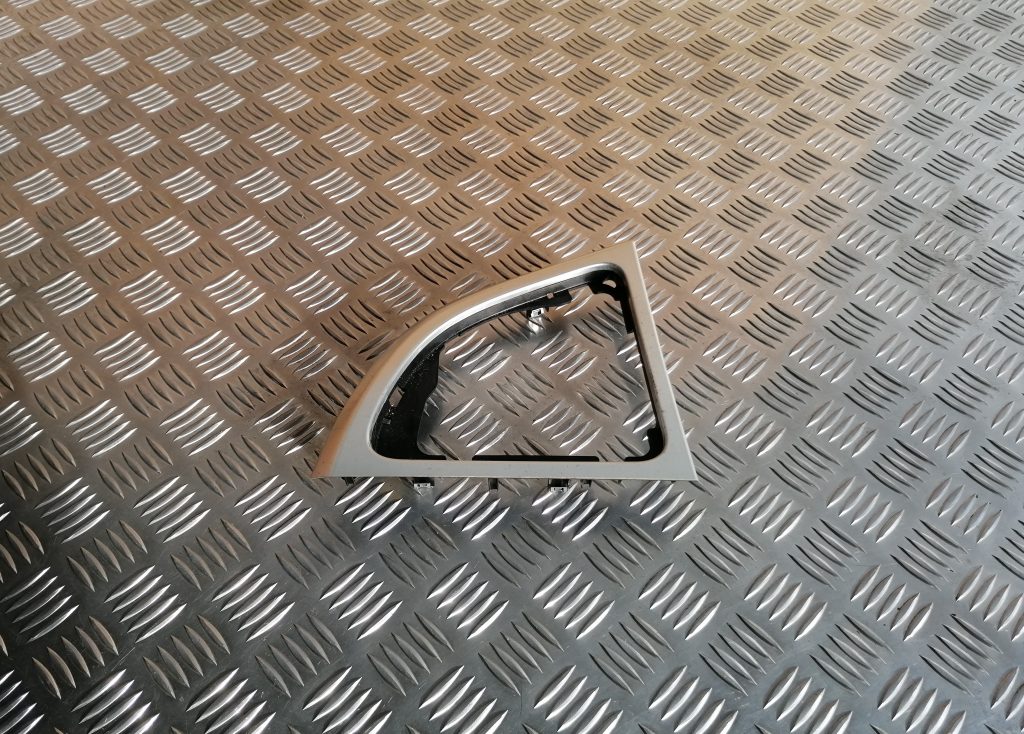 Dekoratīvs rāmis pārnesumu selektoram priekš BMW 1 E87 2009 WHITE