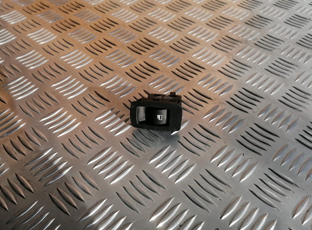 Stikla pacelšanas poga priekš BMW 1 E87 2009 WHITE 1 Stikla pacelšanas poga priekš BMW 1 E87 2009 WHITE