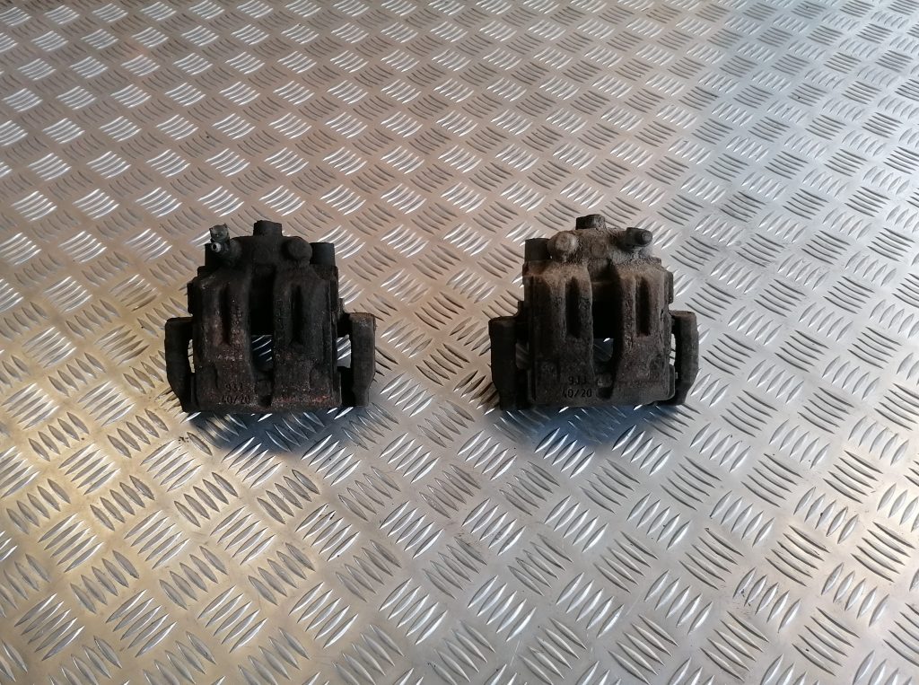 Aizmugurējais kreisais suports priekš BMW 1 E87 2009 WHITE 1 Aizmugurējais kreisais suports priekš BMW 1 E87 2009 WHITE