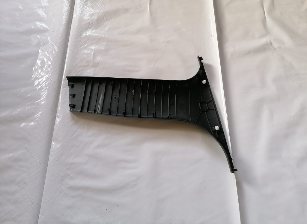 Vidējas salona statnes apdare priekš BMW 1 E87 2009 WHITE