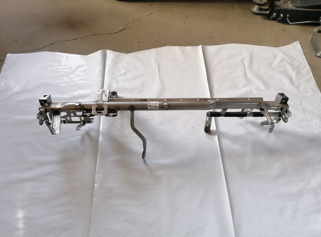 Mērinstrumentu paneļa pastiprinātājs priekš BMW 1 E87 2009 WHITE 1 Mērinstrumentu paneļa pastiprinātājs priekš BMW 1 E87 2009 WHITE