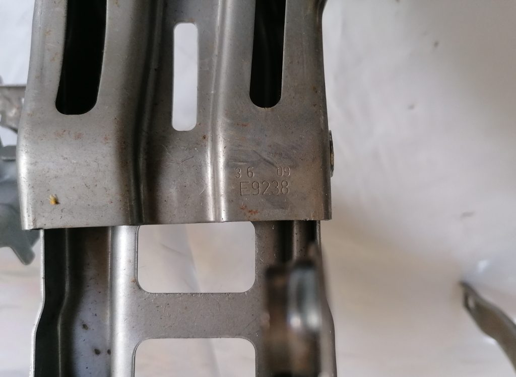 Mērinstrumentu paneļa pastiprinātājs priekš BMW 1 E87 2009 WHITE 7 Mērinstrumentu paneļa pastiprinātājs priekš BMW 1 E87 2009 WHITE