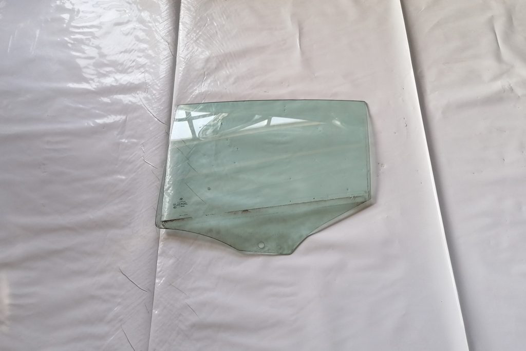 Aizmugurējo kreiso durvju stikls priekš BMW 1 E87 2009 WHITE