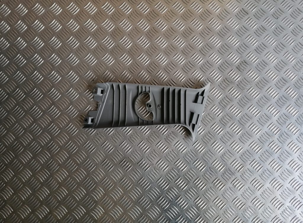 Vidējas salona statnes apdare priekš BMW 1 E87 2009 WHITE