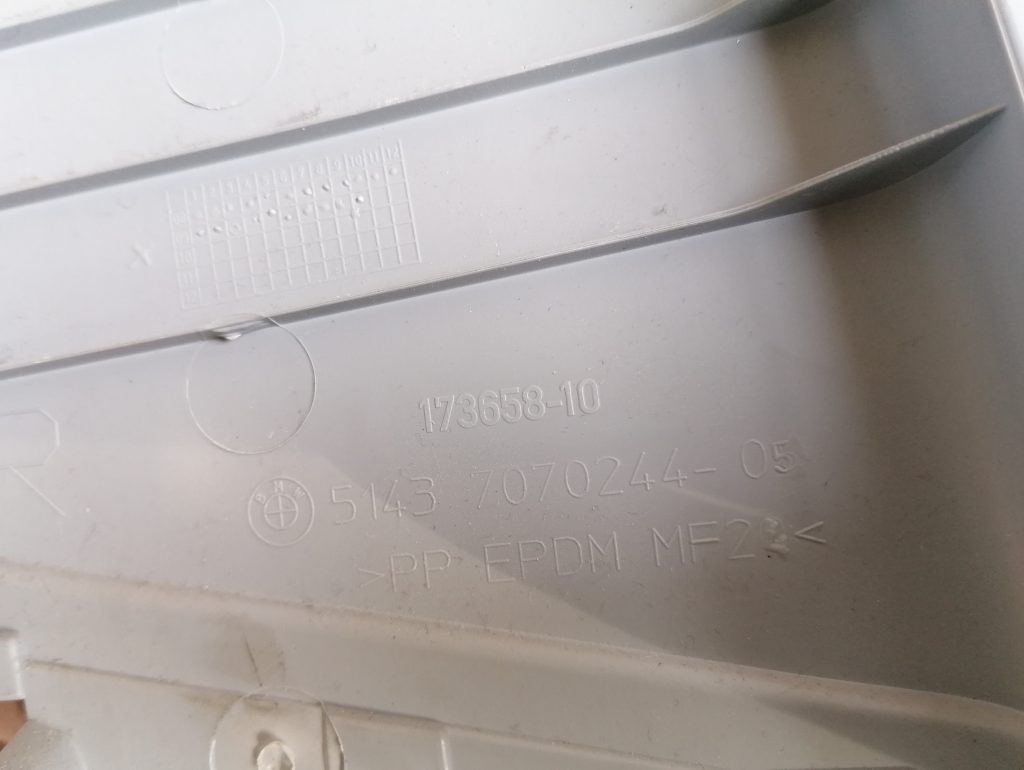 Vidējas salona statnes apdare priekš BMW 1 E87 2009 WHITE