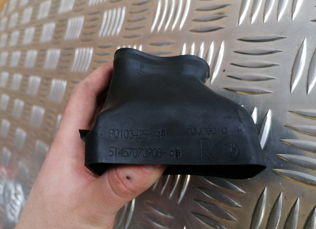 Salona gaisa vads priekš BMW 1 E87 2009 WHITE 3 Salona gaisa vads priekš BMW 1 E87 2009 WHITE