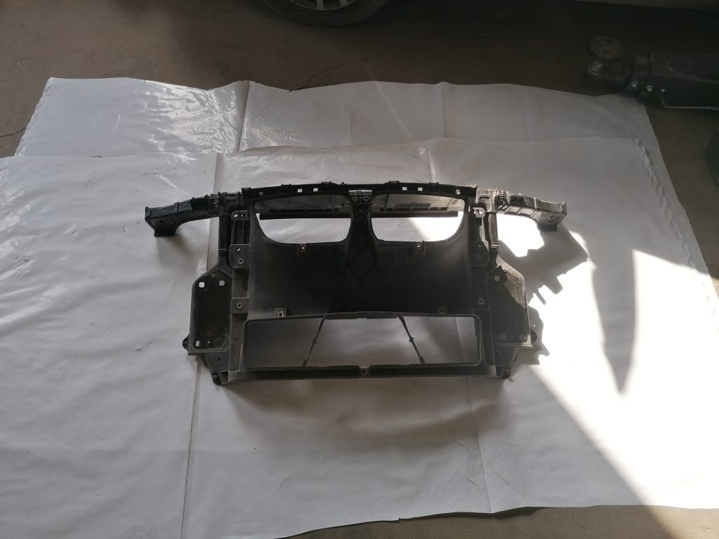 Priekšējā radiatora rāmis priekš BMW 1 E87 2009 WHITE