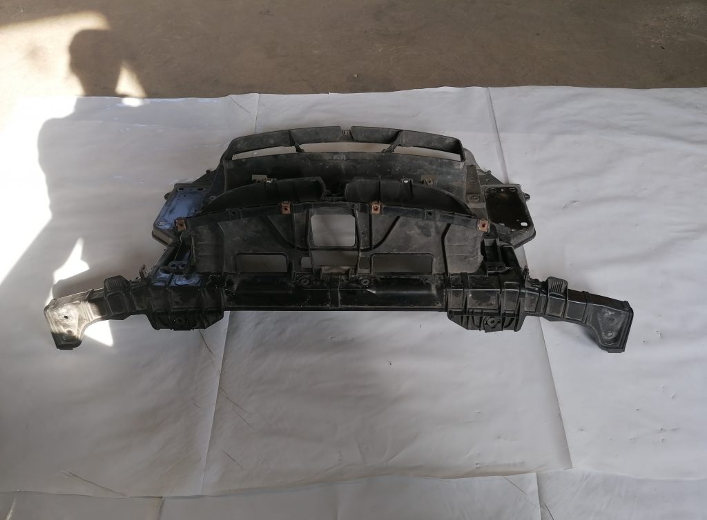 Priekšējā radiatora rāmis priekš BMW 1 E87 2009 WHITE