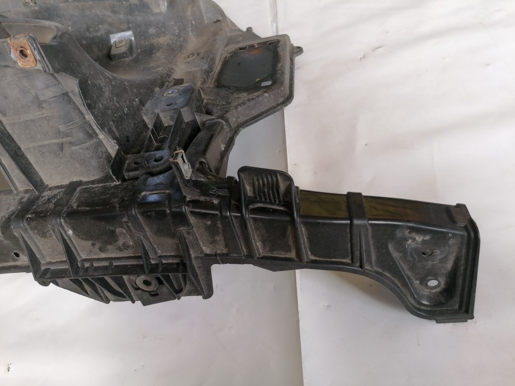 Priekšējā radiatora rāmis priekš BMW 1 E87 2009 WHITE