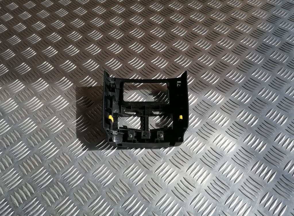 Centrālās konsoles (apdares) aizmugurēja daļa priekš LEXUS IS250 2007