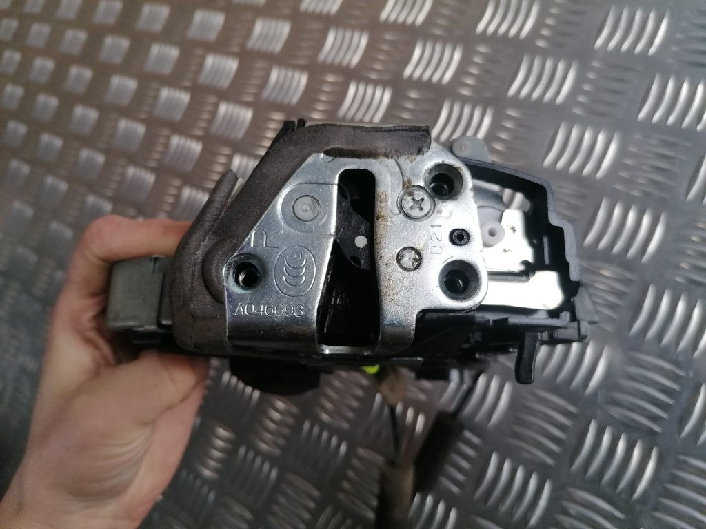 Aizmugurējo labo durvju slēdzene priekš LEXUS IS250 2007 4 Aizmugurējo labo durvju slēdzene priekš LEXUS IS250 2007