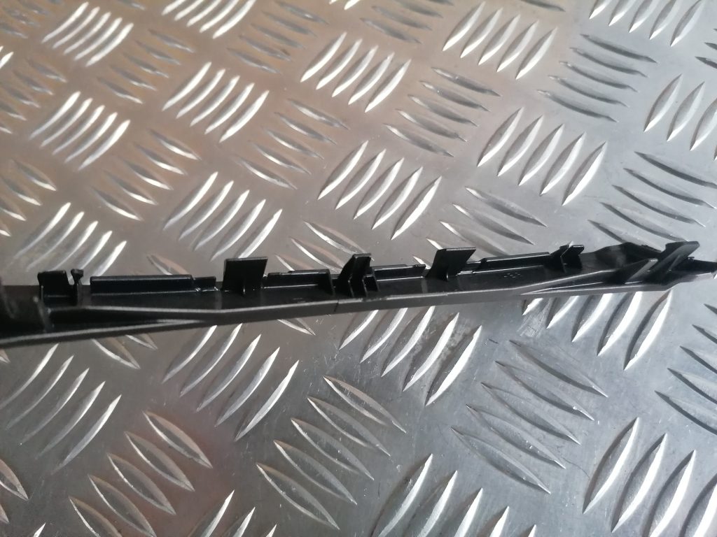 Dekoratīva apdare centrālās konsoles nodalījumam priekš LEXUS IS250 2007