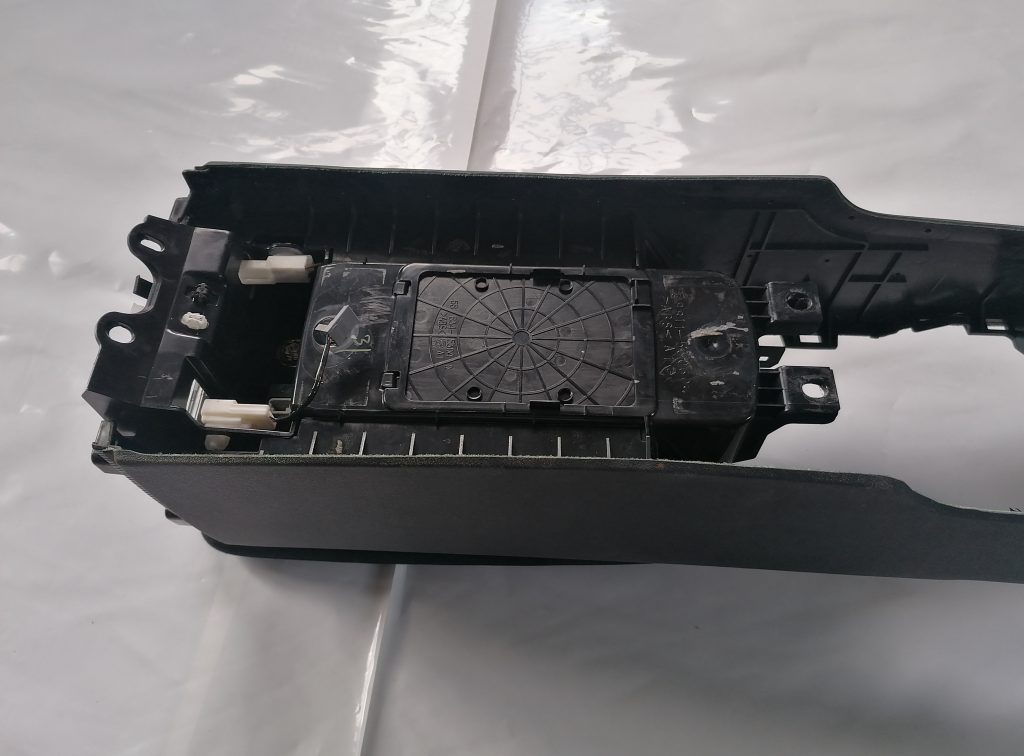 Centrālās konsoles apdares lielākā daļa priekš LEXUS IS250 2007 5 Centrālās konsoles apdares lielākā daļa priekš LEXUS IS250 2007