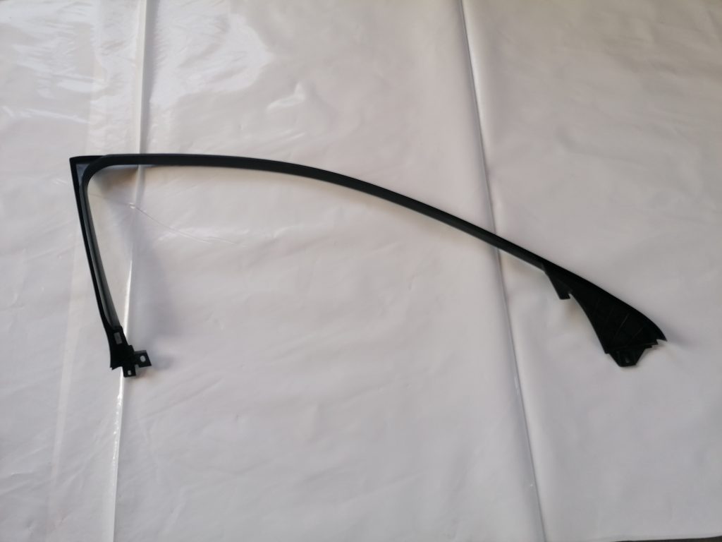 Priekšējo labo durvju moldings priekš LEXUS IS250 2007 2 Priekšējo labo durvju moldings priekš LEXUS IS250 2007