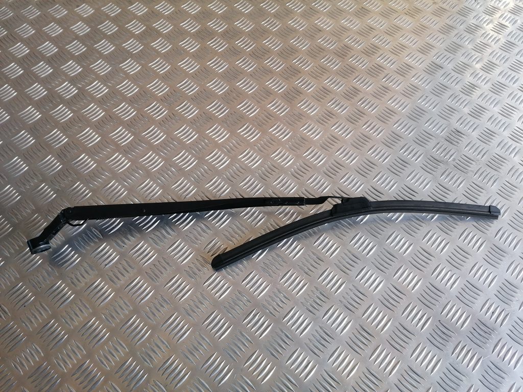 Vējstikla slotiņa priekš LEXUS IS250 2007 3 Vējstikla slotiņa priekš LEXUS IS250 2007