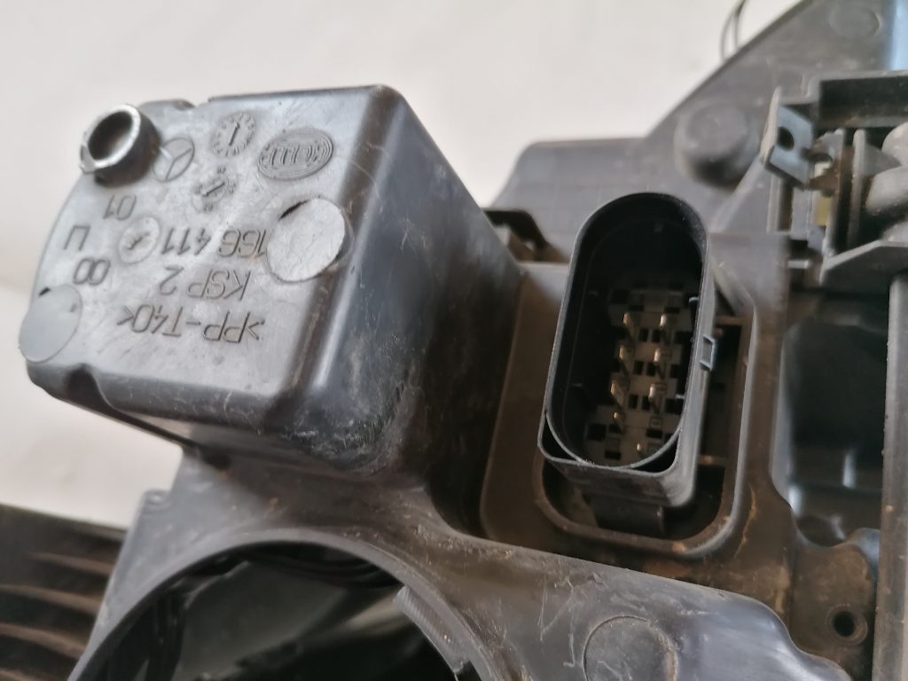 Priekšējais kreisais lukturis priekš Mercedes-Benz E 2009-2016 A2128208161