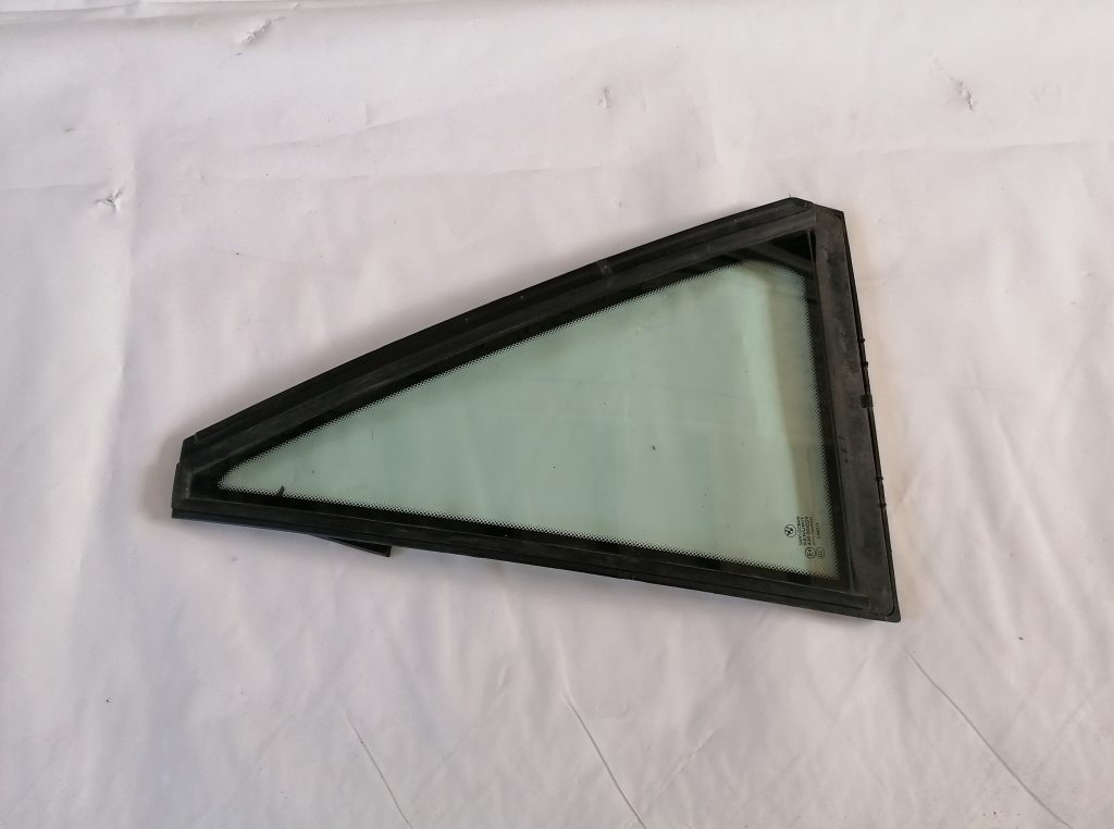 Aizmugurējais kreisais sānu stikls priekš BMW 1 Aizmugurējais kreisais sānu stikls priekš BMW