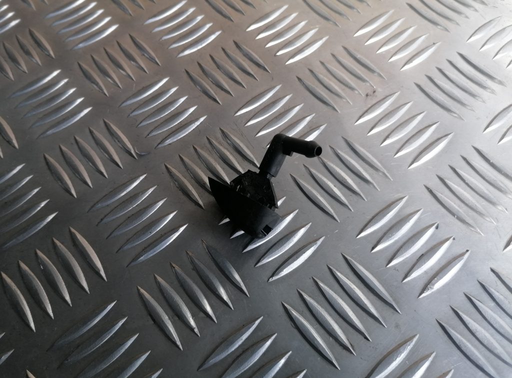 Lukturu mazgātāja sprausla priekš NISSAN PATHFINDER 2006