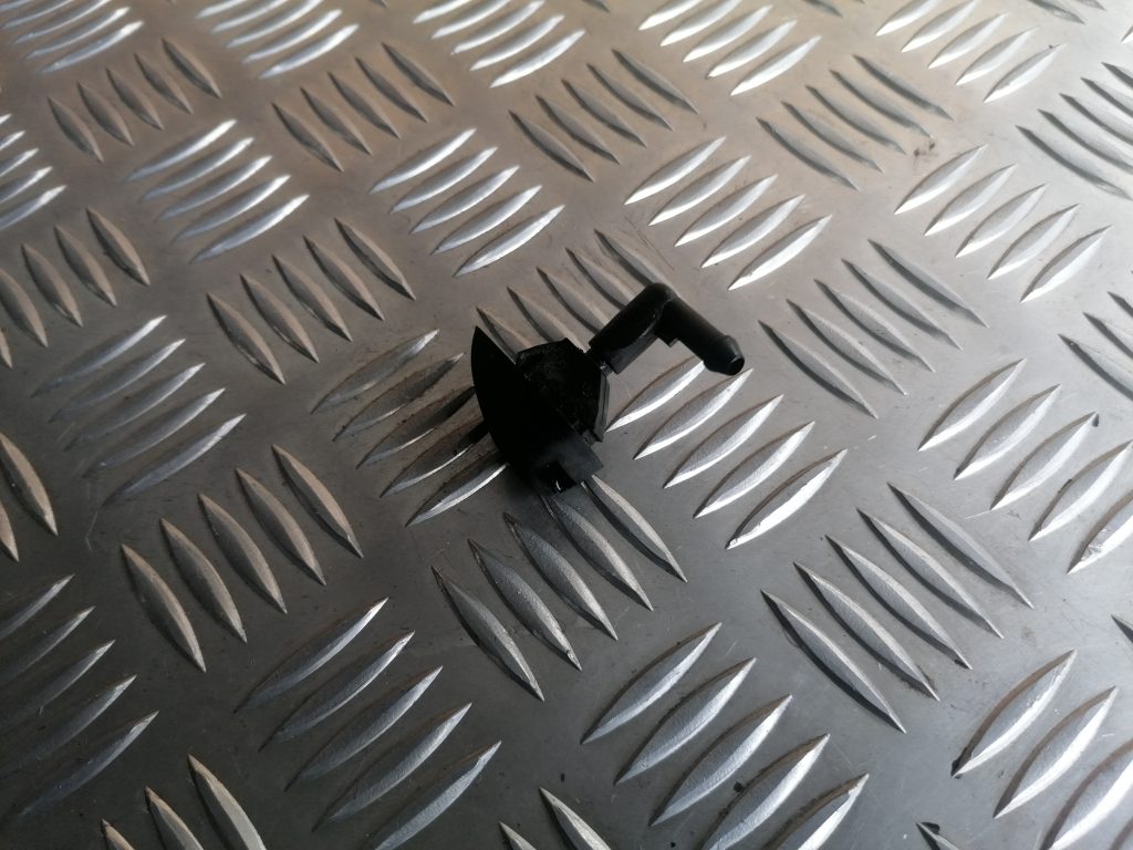 Lukturu mazgātāja sprausla priekš NISSAN PATHFINDER 2006