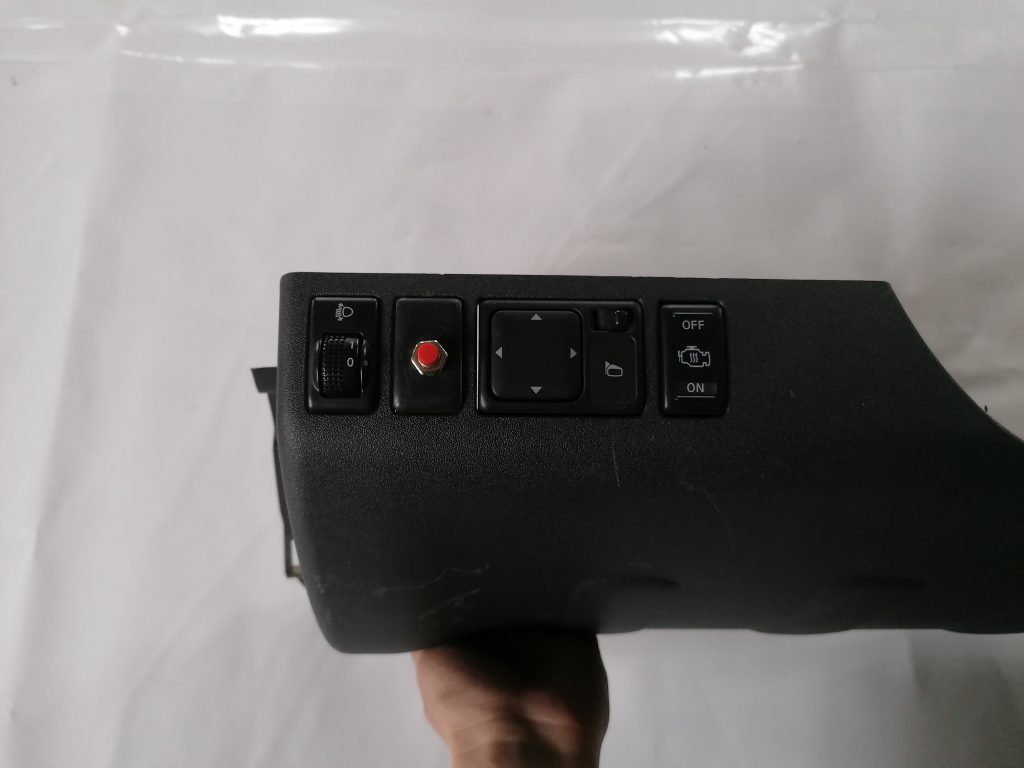 Mērinstrumentu paneļa apdare (zem stūres) priekš NISSAN PATHFINDER 2006