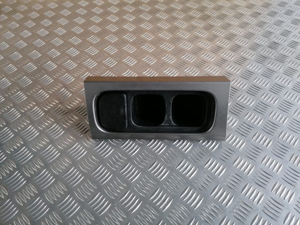 Krūzes turētājs priekš NISSAN PATHFINDER 2006