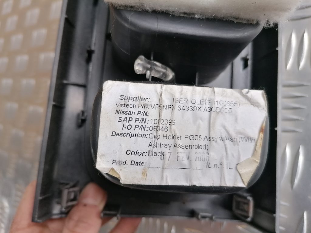 Krūzes turētājs priekš NISSAN PATHFINDER 2006